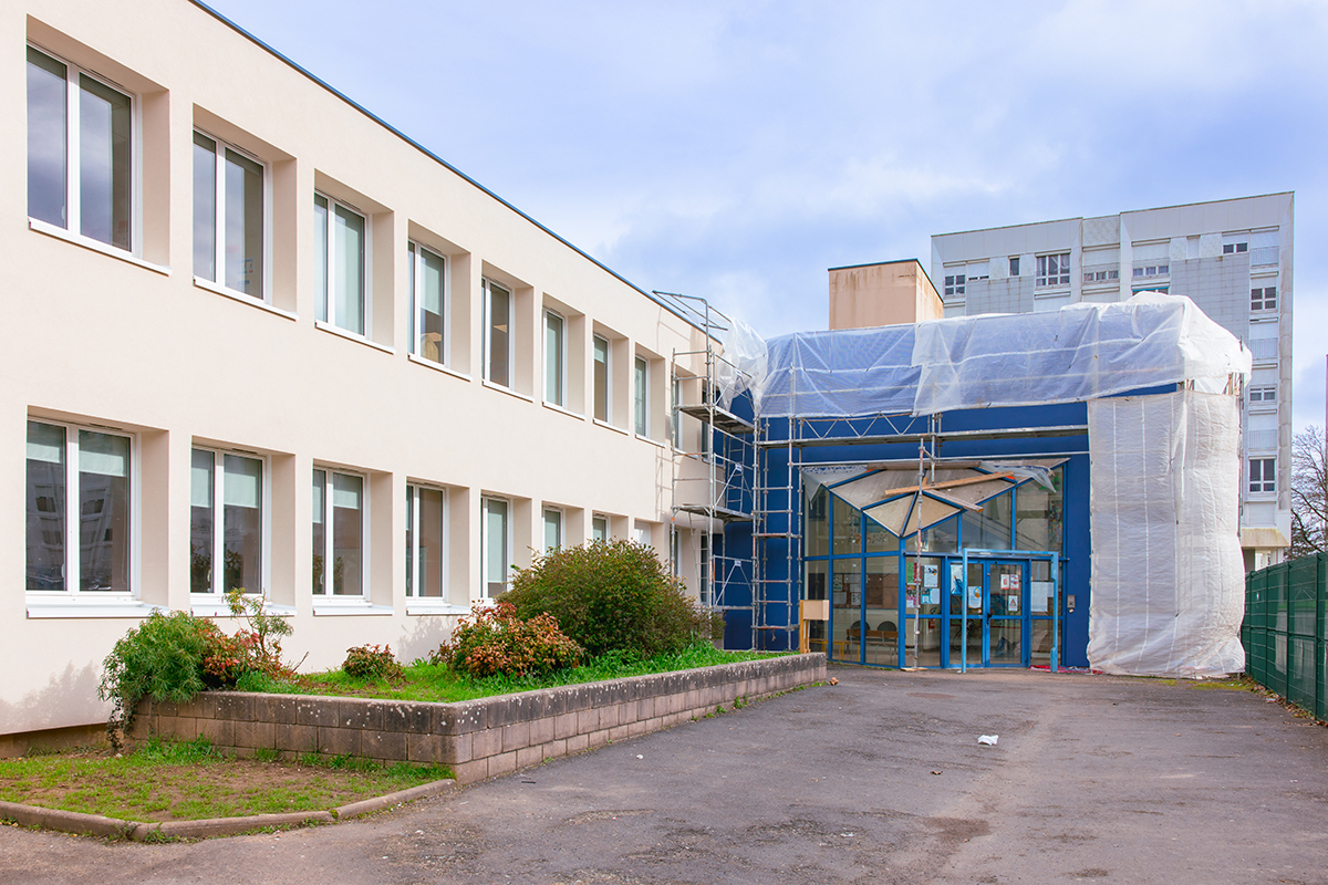 Hellio's tweet photo. 🤝 #Hellio accompagne @LavalAgglo sur ses projets de rénovation énergétique.
Les équipes Hellio se sont rendues à l'école Jules Verne, qui a réalisé des travaux d'économies d'énergie, en présence du maire @FlorianBercault. Hellio s'est occupé de la partie financière #CEE. https://t.co/3xrJzZsJE4