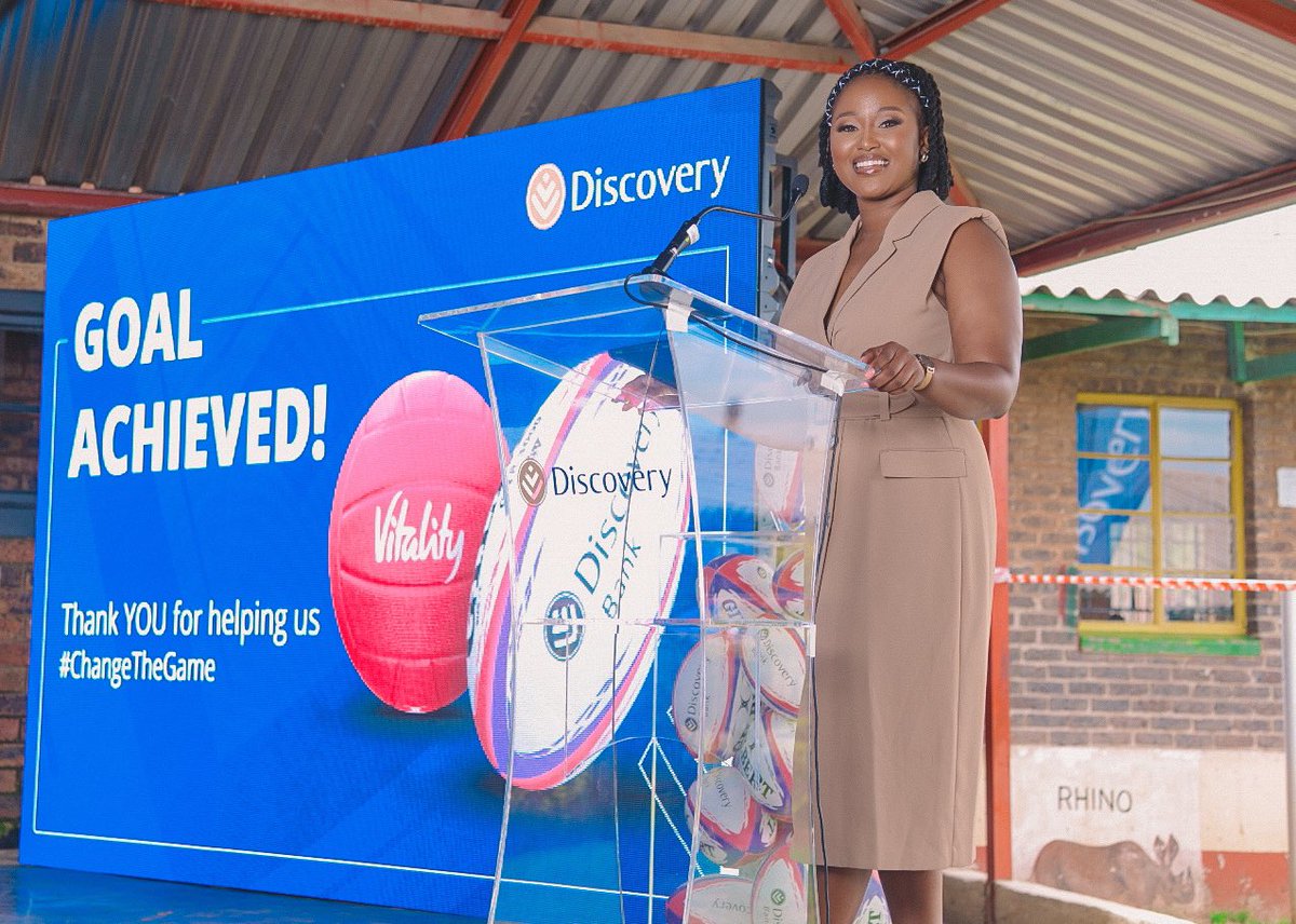 Discovery_SA's tweet image. We’re at Thembalethu Primary School this morning for the official handover of 10,000 netballs 🏐 and 5,000 rugby balls 🏈 to @TagRugbySA @VukaRugby @SADeafRugby @Netball_SA and @DreamfieldsP 

All thanks to YOU!
#DiscoveryVitality #MoveToGive #DiscoveryBestBank #TapToGive