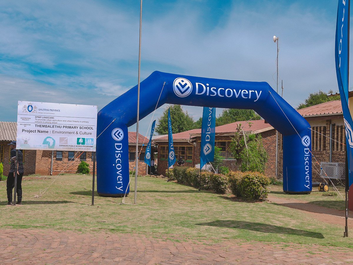 Discovery_SA's tweet image. We’re at Thembalethu Primary School this morning for the official handover of 10,000 netballs 🏐 and 5,000 rugby balls 🏈 to @TagRugbySA @VukaRugby @SADeafRugby @Netball_SA and @DreamfieldsP 

All thanks to YOU!
#DiscoveryVitality #MoveToGive #DiscoveryBestBank #TapToGive
