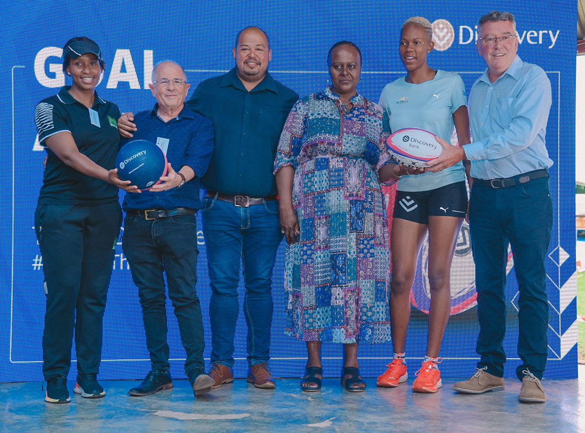Discovery_SA's tweet image. We’re at Thembalethu Primary School this morning for the official handover of 10,000 netballs 🏐 and 5,000 rugby balls 🏈 to @TagRugbySA @VukaRugby @SADeafRugby @Netball_SA and @DreamfieldsP 

All thanks to YOU!
#DiscoveryVitality #MoveToGive #DiscoveryBestBank #TapToGive