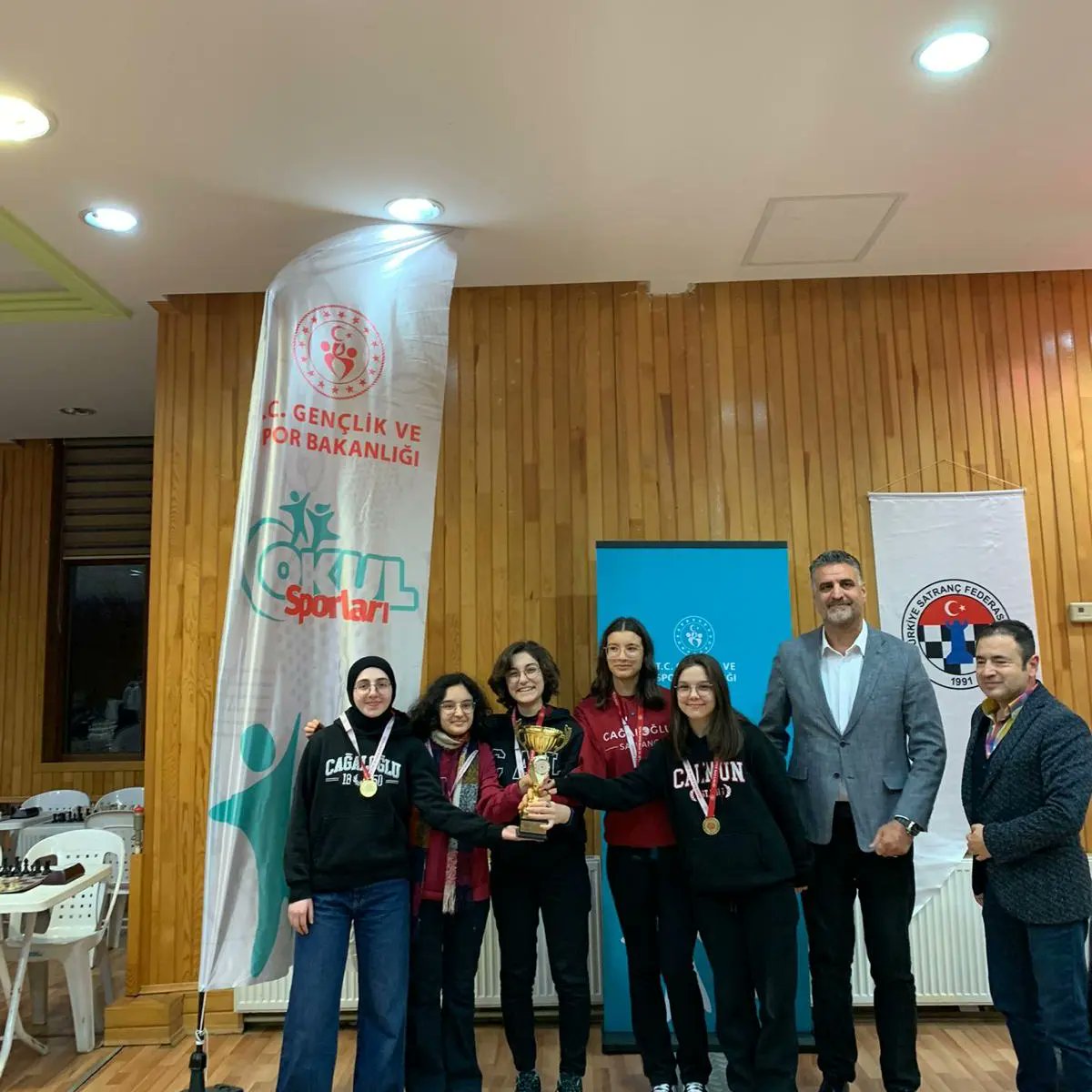 cal1850resmi's tweet photo. Cağaloğlu Anadolu Lisesi Satranç Takımı 2023-2024 İstanbul Okul Sporları Satranç Turnuvası Finali Gençler Kızlar Kategorisinde Zeynep Bayrı,Sudenaz Küçün,Türkan Bengisu Ayyıldız ,Zümra Nur İskender,Azra Kayar’dan oluşan takımımız İSTANBUL ŞAMPİYONU olmuştur. https://t.co/jSlfWat0Wk