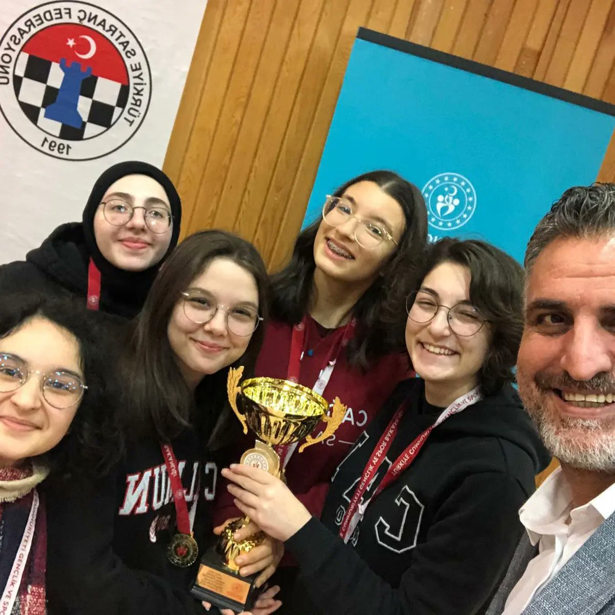 cal1850resmi's tweet photo. Cağaloğlu Anadolu Lisesi Satranç Takımı 2023-2024 İstanbul Okul Sporları Satranç Turnuvası Finali Gençler Kızlar Kategorisinde Zeynep Bayrı,Sudenaz Küçün,Türkan Bengisu Ayyıldız ,Zümra Nur İskender,Azra Kayar’dan oluşan takımımız İSTANBUL ŞAMPİYONU olmuştur. https://t.co/jSlfWat0Wk