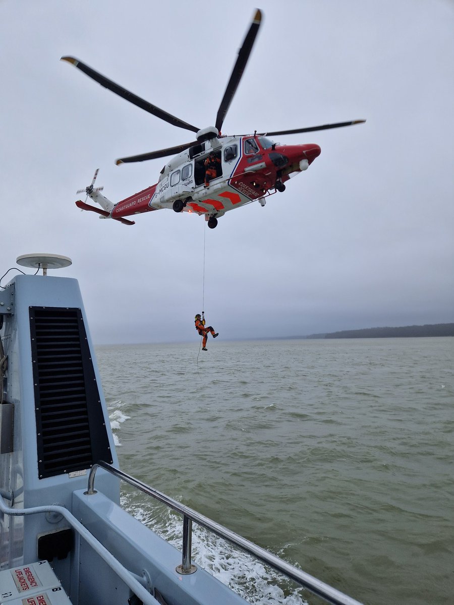 A busy start to the year saw us strengthening our ties with @HampshirePolice and MOD dockyard police as we conducted interoperability training in the Solent as well as working alongside our local coastguard for some on the spot winching #coastalforcessquadron #royalnavy