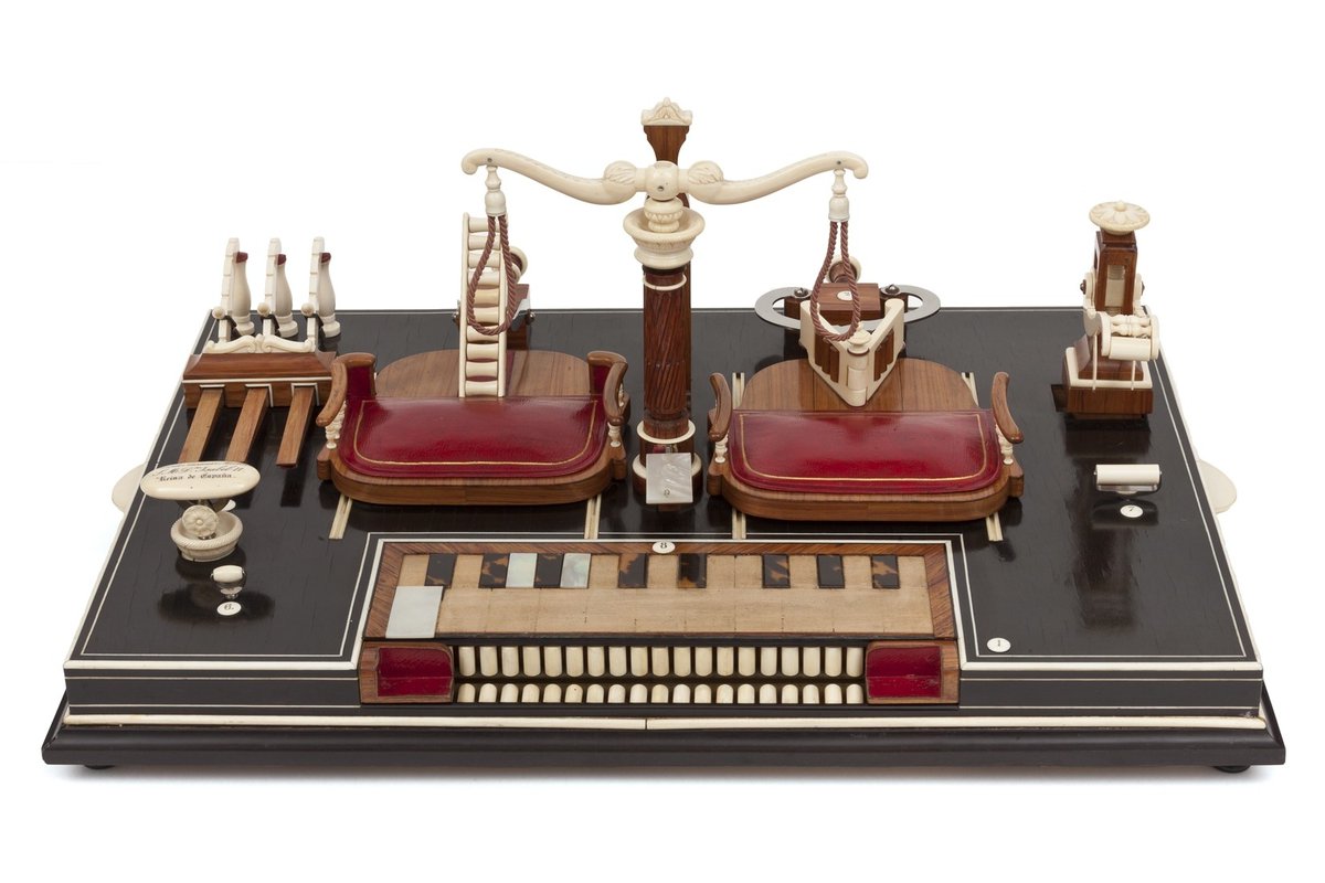 PatrimNacional's tweet photo. 🎂Celebramos el cumpleaños de Frédéric Chopin 🎵con un aparato muy especial.

Se trata de un quirogimnasio de 1842 ideado para ejercitar los dedos de los pianistas 🎹 Fue diseñado por Casimir Martín Bessières para la reina Isabel II y está en La #Galería

https://t.co/3uWxIzUKqI https://t.co/GK3eSCA1Vp
