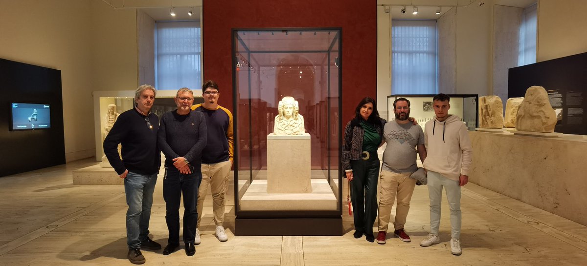 MiquelHernandis's tweet photo. De visita al @MANArqueologico con los compañeros para ve la presentación del @marqalicante https://t.co/lJPX902pOd