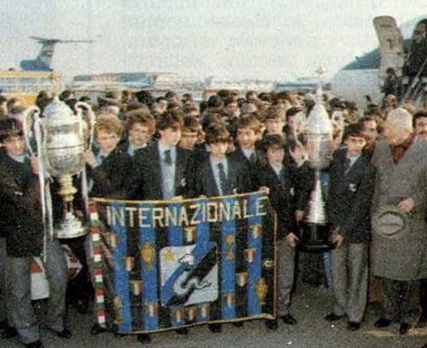 ACM_1H's tweet image. فساد وضيع ميلان الذي يحاول #انتر_المستشرفين طمسه لم يقتصر على الفريق الاول بل حتى الفئات السنية💵🤝

-هذه صورة لاعبين وضيع ميلانو يحتفلون بالكأس
 -ما امداهم يوصلون المطار الا الكأس مسحوب منهم🤣

ثريد كيف انسحب اللقب

حضر كوباية شاي مع اضافة ورقتين نعناع ياكبير واستمتع☕️
#IMInter