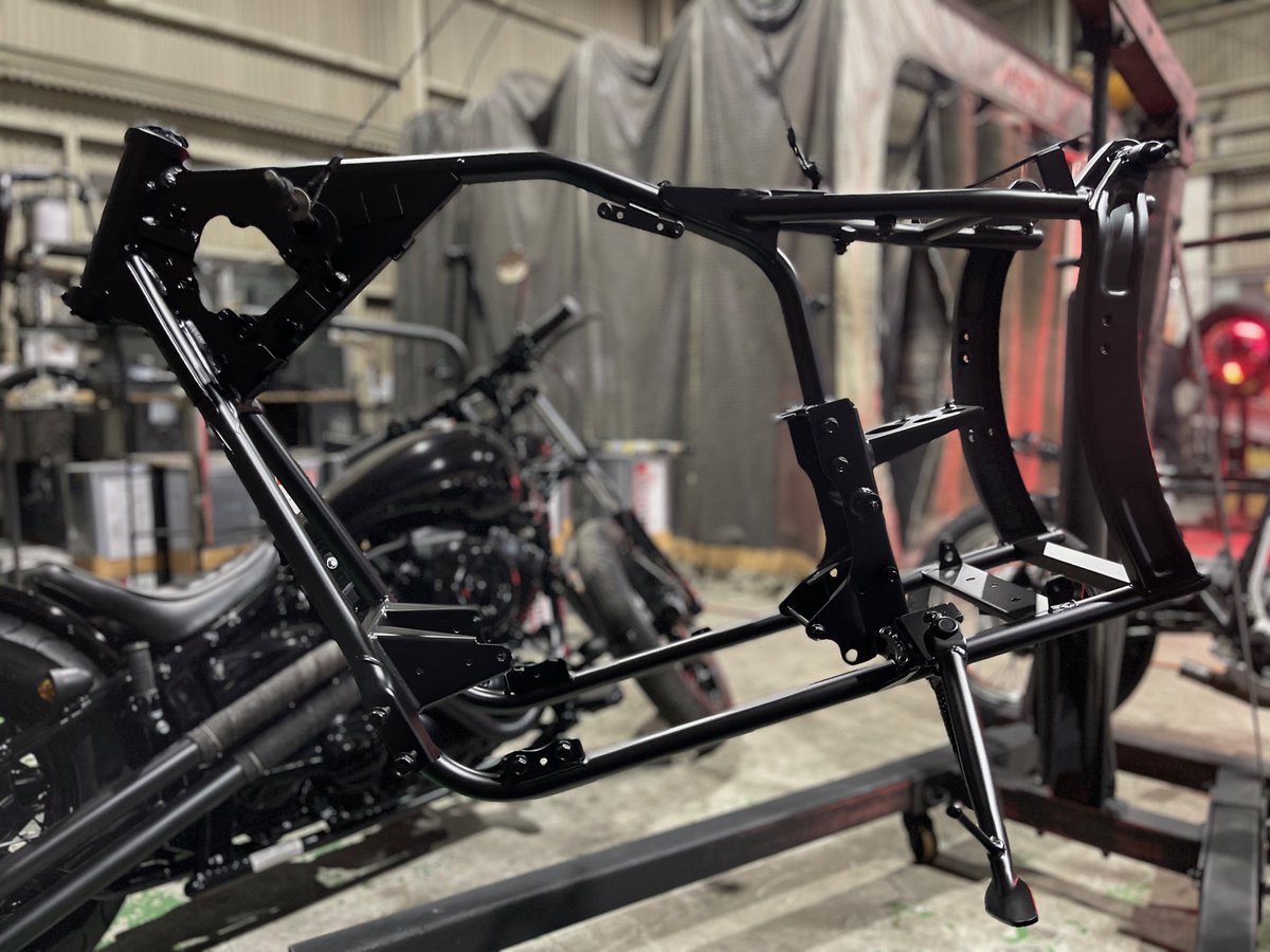 FACTIONcoltd's tweet photo. 昨日に続き、福岡県F様ご依頼分のﾄﾞﾗｯｸﾞｽﾀｰ250せいさく進捗お知らせです☆
フレームとエンジン足回りも塗装が完了致しました(^^♪
小物類」も引き続き塗装しております(^^)/ https://t.co/RwK1M1RPeZ