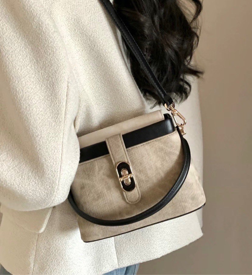 winkwink_store's tweet photo. ชั้นจะเสียใจมากนะถ้ามีคนไม่รู้จักกระเป๋าใบนี้ เป็นทรง bucket bag ที่ทำจากผ้ายีนส์สีเบจ โทนดีมาก ถือ/สะพายได้ครบ ที่สำคัญคือใส่ของได้เยอะ บอกไปไม่มีใครเชื่อ ตอนนี้ลดเหลือใบละ200กว่าเอง👋🏻 https://t.co/HYOKuMJ6LU