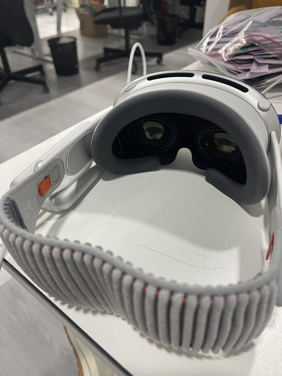 JoyceHAO's tweet photo. 体验#apple vison pro，音效环绕立体声么，太好了……沉浸式体验也确实是很带感，今晚继续体验起来…… https://t.co/7gqmN2iFa3