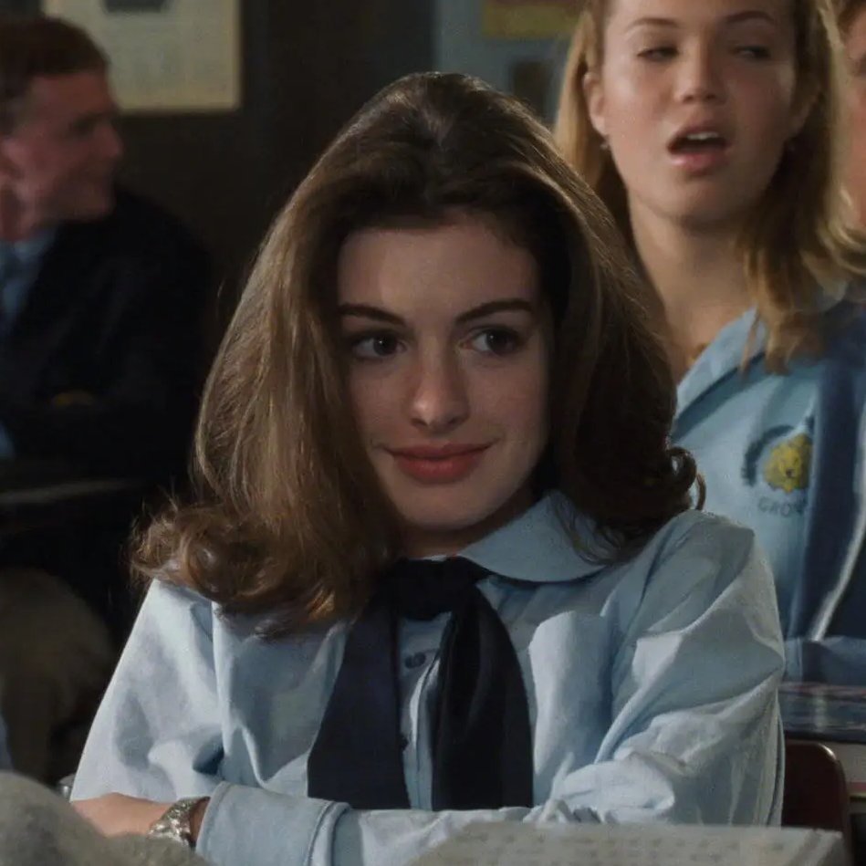 TheCinesthetic's tweet photo. anne hathaway as mia thermopolis in ‘the princess diaries’ (2001) https://t.co/2TFJ8Nwr3P