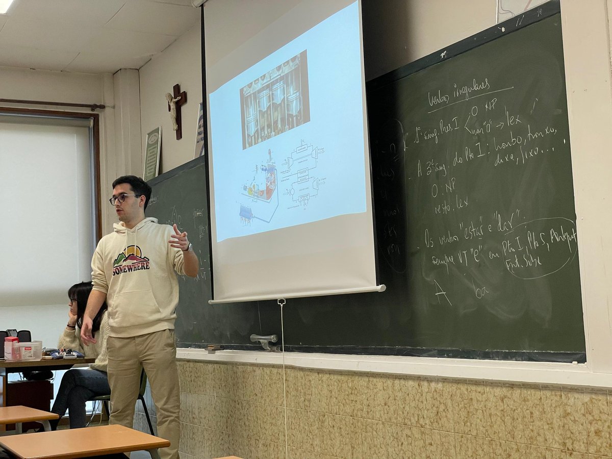 ColegioApostol's tweet photo. Ha sido un placer recibir a nuestros exalumnos Noelia, Javier y Pablo que han dado una charla al alumnado de Ciencias de 2°Bachillerato sobre las carreras que están estudiando: Biotecnología, Ingeniería Industrial e Ingeniería Biomédica, respectivamente. Muchas gracias. 😊 https://t.co/19rHSUJadl