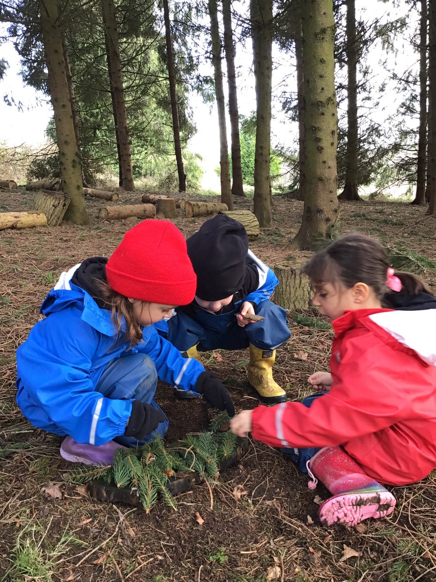 PipersForestSch's tweet image. Reception @PipersPrePrep had fun climbing and making nature art pictures in our lovely gruffalo wood #pipersoutdoors #forestfun