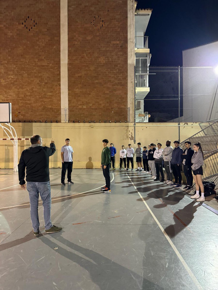FCBQarbitres's tweet photo. Dins del programa de tutors de l'EABQ de Barcelona, dilluns 19 de febrer va tenir lloc un entrenament a càrrec d'E.Garcia i M.Gotsens amb la col•laboració de @CEEC_Sabadell per treballar mecànica d'arbitratge doble amb àrbitres de 1a EABQ de la zona https://t.co/HA1KsVugLc