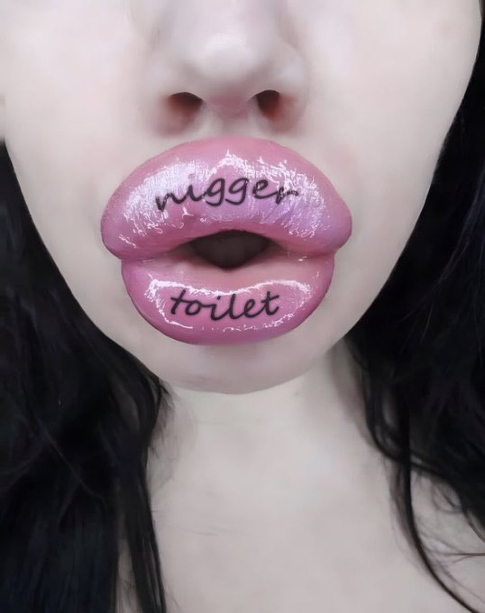 You just know her japanese candy store is on a diffrent level. Not only the amount of candy and Xenophobia are special but also that she wears her name tag on her lips 💋