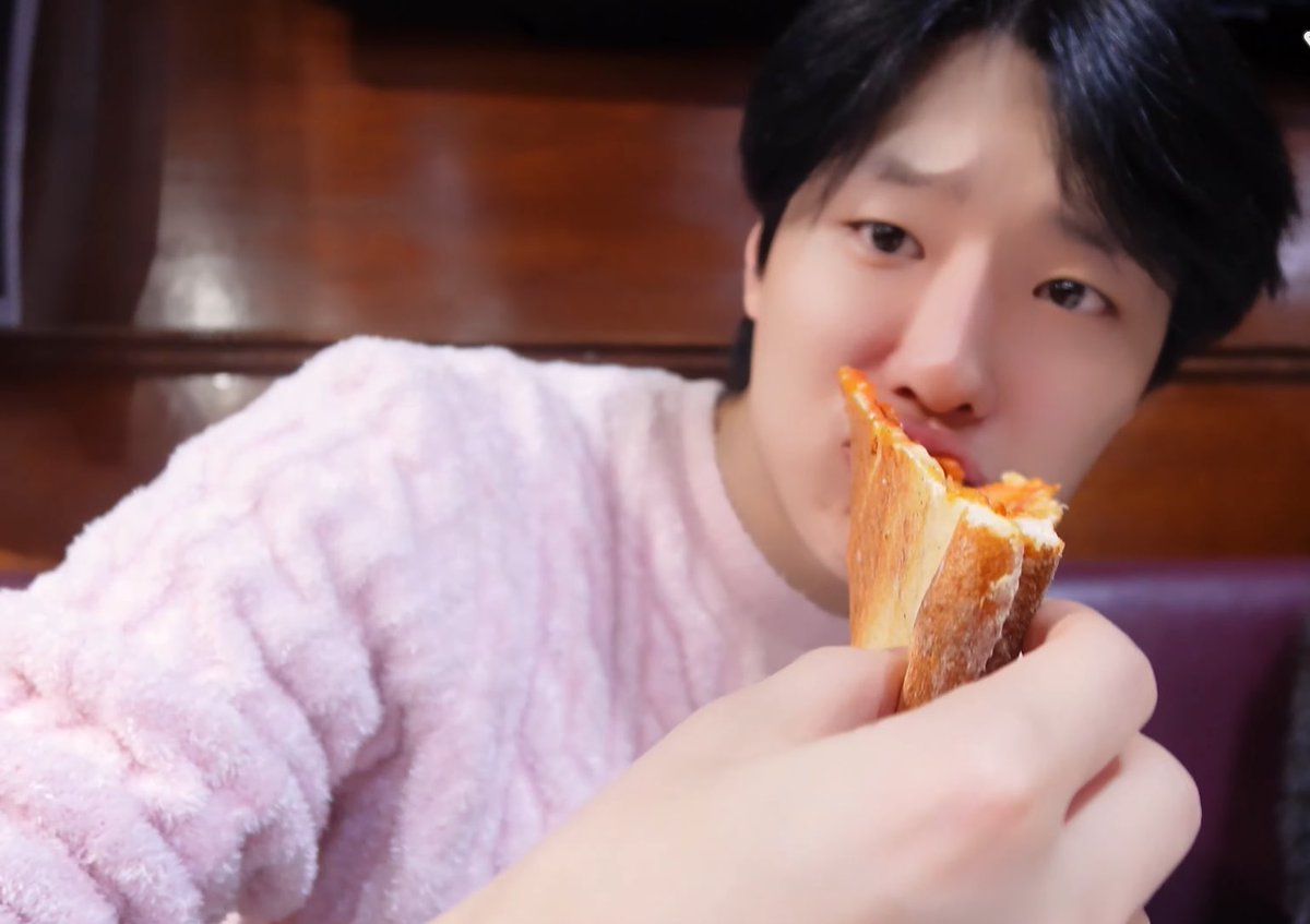 CHUKACHUKA_poo's tweet photo. 뭐먹을때마다 심하게 귀여워짐 https://t.co/rqwXs6k7V4