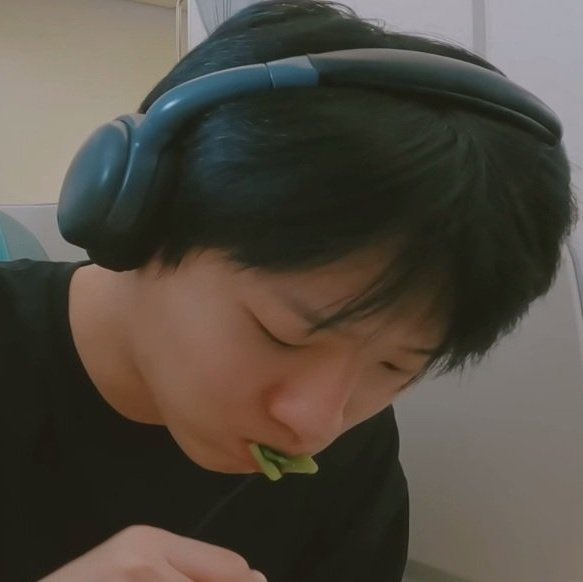 CHUKACHUKA_poo's tweet photo. 뭐먹을때마다 심하게 귀여워짐 https://t.co/rqwXs6k7V4