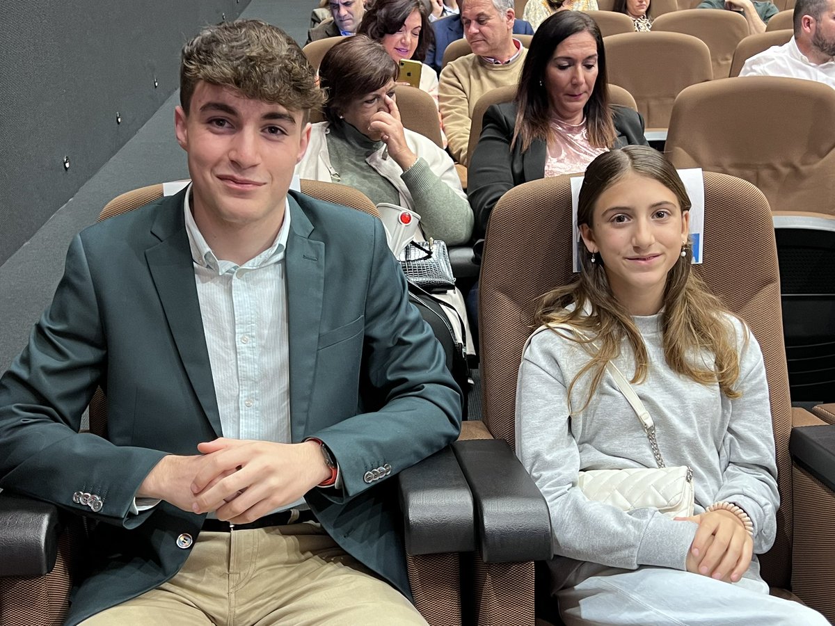 José Ángel del consejo de infancia de Úbeda y Nerea del de Isla Cristina abren el acto de entrega de reconocimientos a las Ciudades Amigas  explicando como la participación infantil está cambiando sus vidas y las de sus municipios. 
<a href="/CiudadesAmigas/">Ciudades Amigas de la Infancia</a> 
<a href="/aytoubeda/">Ayuntamiento Úbeda</a> 
<a href="/Ayto_ic/">Ayto. Isla Cristina</a>