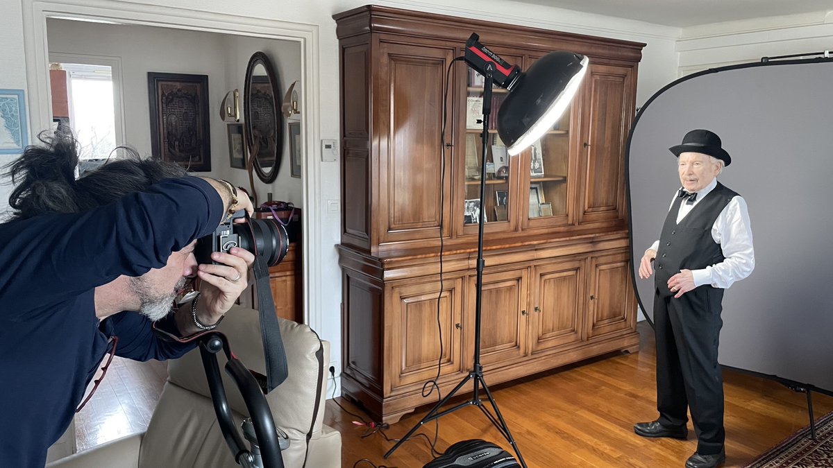 JFGuyot's tweet photo. Séance @AFPphoto avec notre portraitiste @JoelSaget chez #Popeck qui va prolonger ses adieux sur scène dès la mi-mars https://t.co/YZ036maWLY