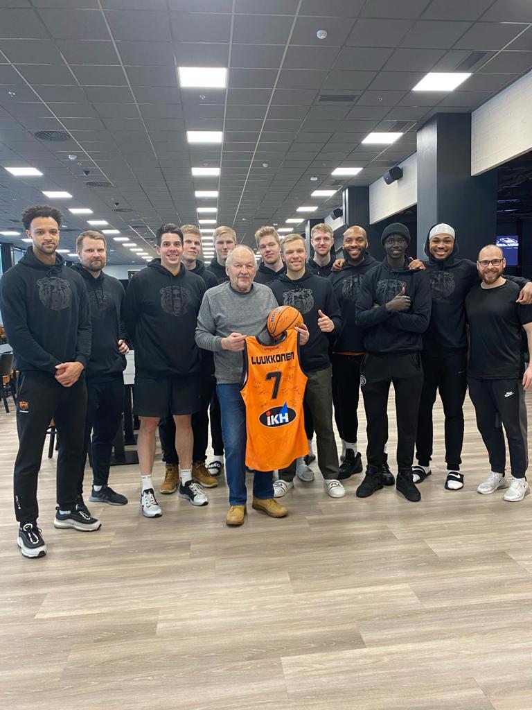 Karhubasket fanclub vei tänään Reijon lounaalle IKH-Areenalle. Reijo sai tässä taannoin pelissä vakavan sairauskohtauksen mutta kiitos paikalla olleiden osaavien ihmisten ja IKH-Areenan valmius tämmösiin tilanteisiin, mies on edelleen meidän porukoissa kannustamassa🧡