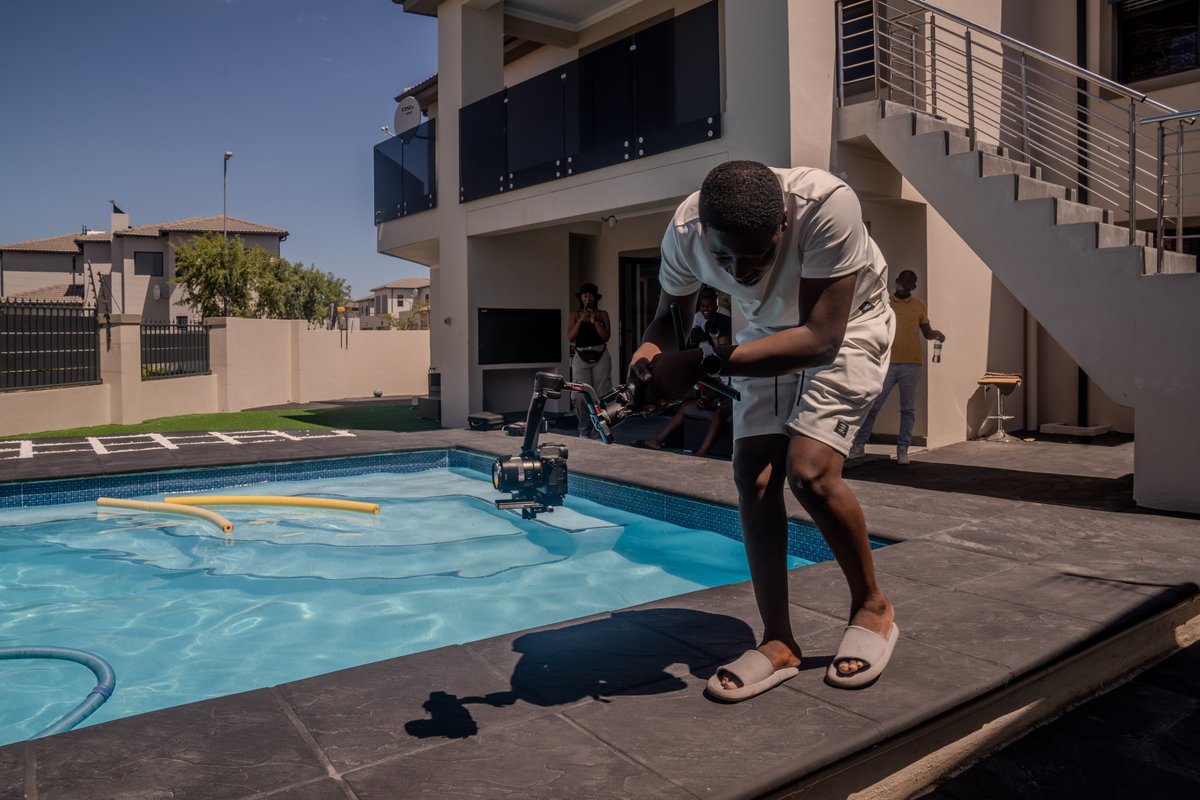 ehwoza's tweet image. Team on the set of KG's (@sazitima) newest MV for "I Will Be Fine"🎶. Based in Khayelitsha, KG's tracks are also featured in the Eh!woza Learner Doccie Programme🌟. Stay tuned for the Music Video🎥 release❗