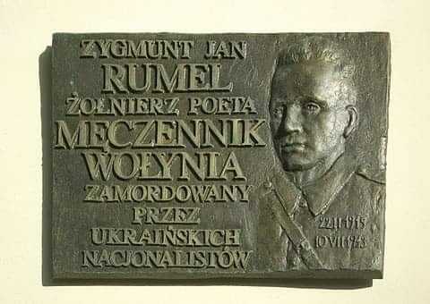 W geście dobrej woli, polska delegacja, przybyła, bez broni.

Ukraińcy, w "geście dobrej woli", rozerwali ich końmi.

"Niech tam orły dziobami pieśń skraszą,
A teorban piosenką zakwili...
Bo o wolę on waszą i naszą
Śpiewał - zanim odpoczął w mogile..."