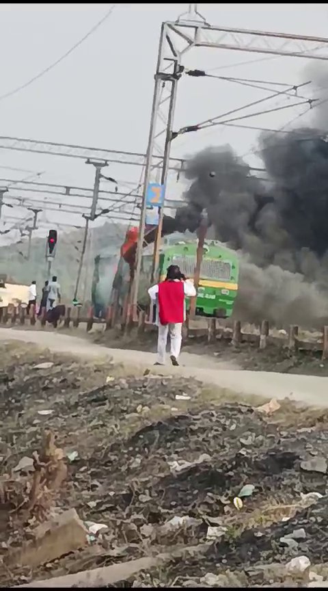 dhenkanalupdate's tweet image. #BreakingNews : ଯୋରନ୍ଦା ରେଳ ଷ୍ଟେସନରେ ଅଘଟଣ, ମେଣ୍ଟେନାନ୍ସ ଟ୍ରେନ୍‌ ଇଞ୍ଜିନରେ ଅଗ୍ନିକାଣ୍ଡ ।  ଅଗ୍ନିକାଣ୍ଡର କାରଣ ଅସ୍ପଷ୍ଟ ।

#FireMishap #TrainEngine #Dhenkanal #DhenkanalUpdate