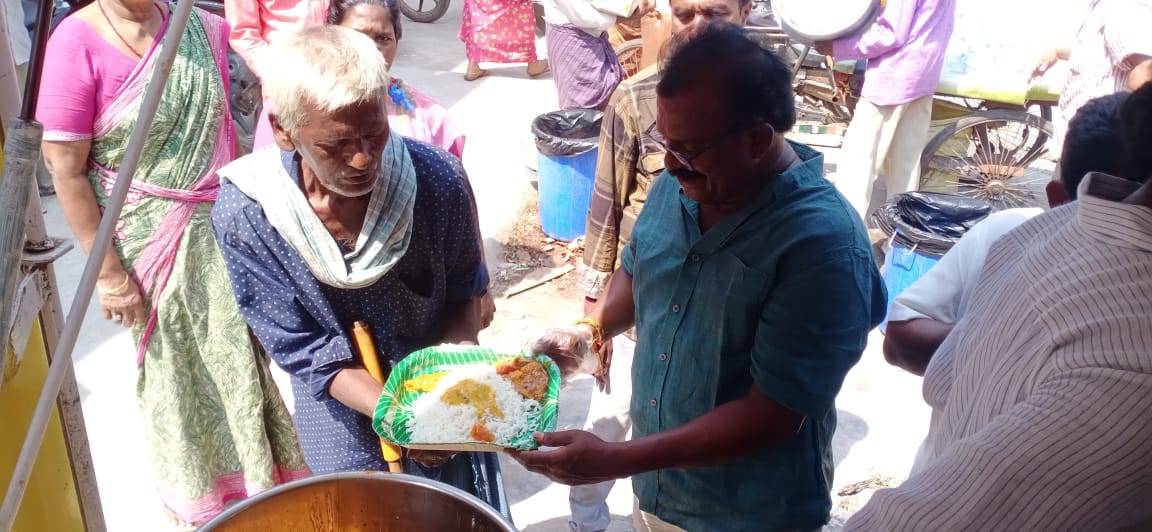 Venigandla_Help's tweet photo. ఈ రోజు (22-02-2024) గుడివాడ, ఏలూరు రోడ్, హోమియోపతి హాస్పిటల్ వద్ద తెలుగుదేశం పార్టీ ఇంచార్జ్  వెనిగండ్ల రాము గారి ఆధ్వర్యంలో, వెనిగండ్ల ఫౌండేషన్ ద్వారా మొబైల్ అన్నకాంటీన్ అన్నదాన కార్యక్రమం నిర్వహించడం జరిగింది.

#GudivadaAnnaCanteen #Annacanteen #VenigandlaRamu #GudivadaTDP https://t.co/ZVII6llBgc