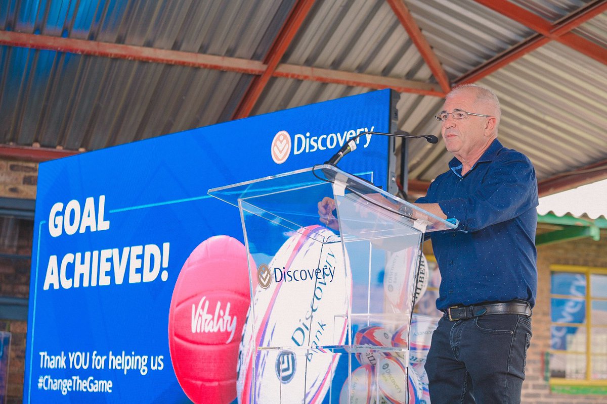 Our #DiscoveryVitality members and Discovery Bank clients moved and tapped (over 500,000 times!) in 2023, enabling us to hand over 5,000 rugby balls 🏈 and 10,000 netballs 🏐 today! discv.co/49G1tTq #DiscoveryBestBank #TapToGive #MoveToGive