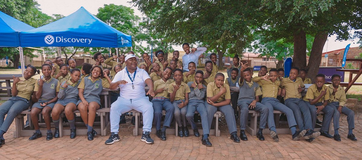 Discovery_SA's tweet image. Our #DiscoveryVitality members and Discovery Bank clients moved and tapped (over 500,000 times!) in 2023, enabling us to hand over 5,000 rugby balls 🏈 and 10,000 netballs 🏐 today! discv.co/49G1tTq 
#DiscoveryBestBank #TapToGive #MoveToGive