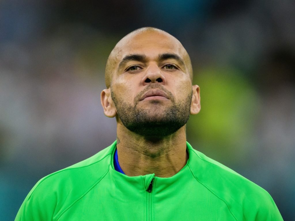 Dani Alves, condenado a 4 años y 6 meses de prisión

📊 ¿Te parece una sentencia JUSTA?

🔄 SÍ
❤️ NO