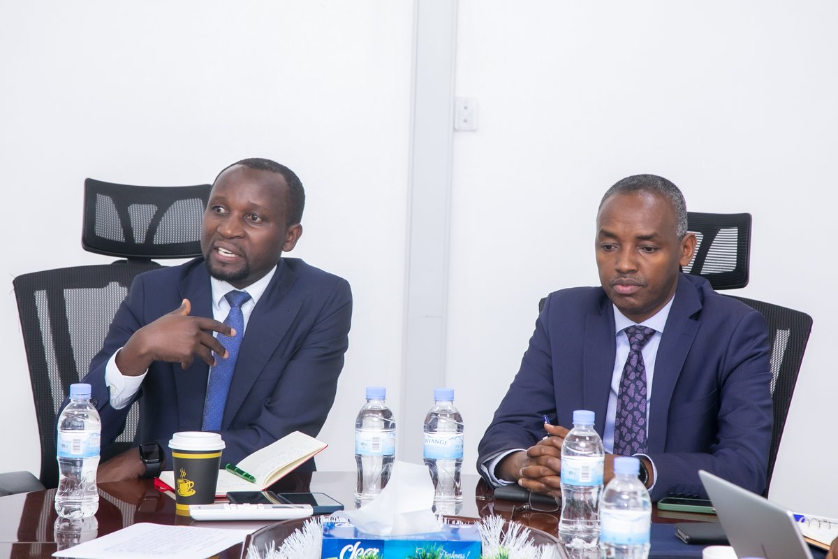 RwandaAgri's tweet photo. Today, Ministers @Ilde_Musafiri and @SERwigamba received a team of investors from different countries who are expected to invest in large-scale commercial farming under @GabiroHub.
Their discussions focused on fast tracking the preparedness of their agriculture business plans. https://t.co/mcuN9kwJ1M