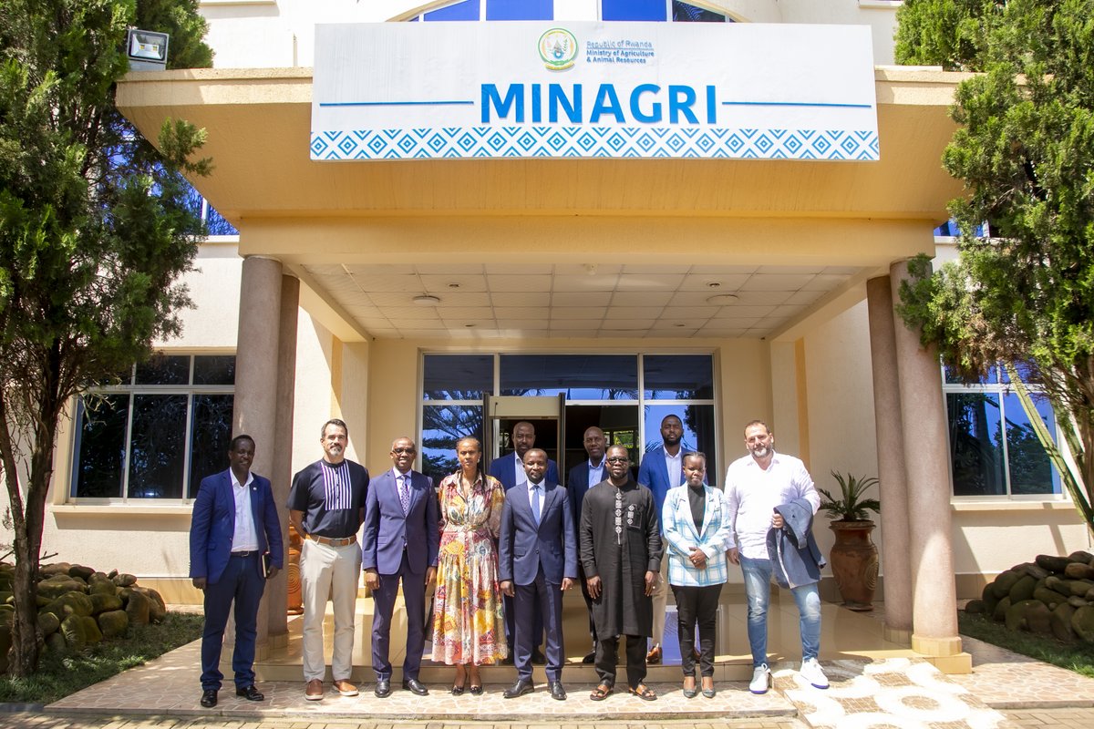 RwandaAgri's tweet photo. Today, Ministers @Ilde_Musafiri and @SERwigamba received a team of investors from different countries who are expected to invest in large-scale commercial farming under @GabiroHub.
Their discussions focused on fast tracking the preparedness of their agriculture business plans. https://t.co/mcuN9kwJ1M
