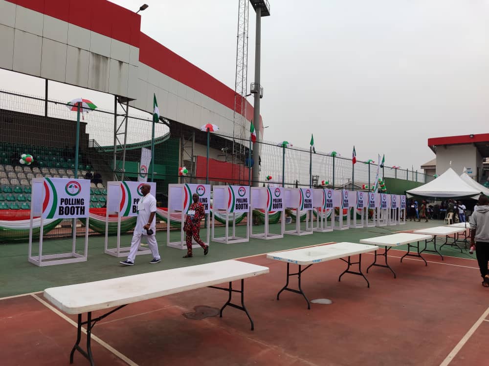 SWAtiku2023's tweet image. Guests arriving the Tennis Court of Samuel Ogbemudia Stadium, Benin City, the venue of the PDP gubernatorial primaries.

#SupportPDP 
#EdoDecides2024