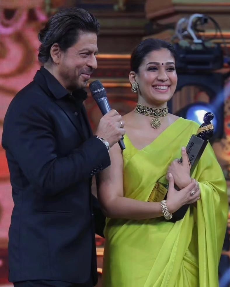 King Khan & Lady Superstar!

Shah Rukh Khan & Nayanathara received the award for the best actor and actress for #Jawan at #DPIFFAwards2024!

#DPIFF2024 #SRK #ShahRukhKhan #Nayanthara #DadaSahebPhalke  #BestActor #BestActress #DPIFF #Jawan