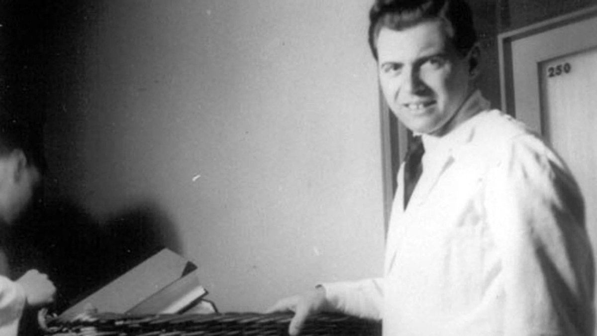the_drever_'s tweet photo. El siglo XX nos dejó uno de los momentos mas oscuros de la historia de la humanidad.

Hoy os hablaré del ángel de la muerte de Auschwitz, Josef Mengele.

#DatoCurioso

¡Comenzamos!🧵 https://t.co/3s5U8rBdIP