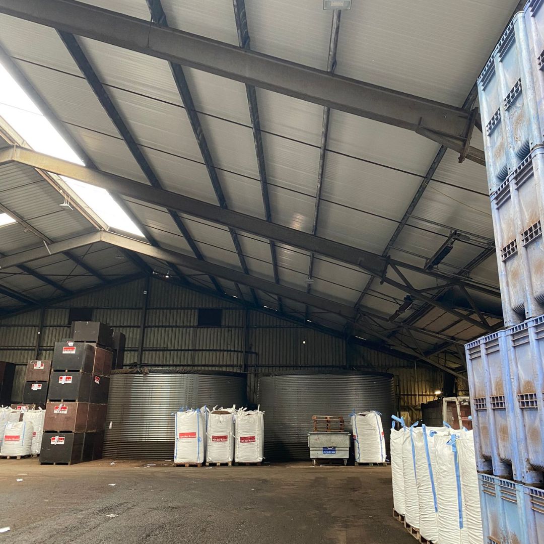Bij 𝗛𝗼𝗹𝗹𝗮𝗻𝗱 𝗣𝗼𝘁𝗴𝗿𝗼𝗻𝗱 in 𝗣𝗼𝗲𝗹𝗱𝗶𝗷𝗸 heeft ons team een oud damwand dak vervangen voor nieuwe sandwichpanelen van bijna 20 meter uit één stuk. In de nok wordt een nieuwe lichtstraat gemonteerd.