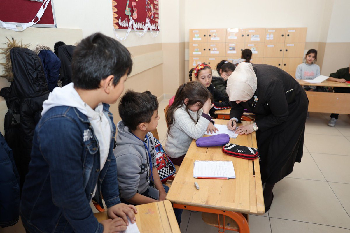 📍Altındağ Nazife Hatun İlkokulumuzu ziyaret ettik. Öğrencilerimizin derslerine eşlik ettik. Öğretmenlerimizle sohbetimizi okulumuzun kütüphanesinde gerçekleştirdik. MEB ailesi olarak her bir yavrumuzun eğitim yolunda emin adımlarla ilerlemesi için çalışıyoruz.