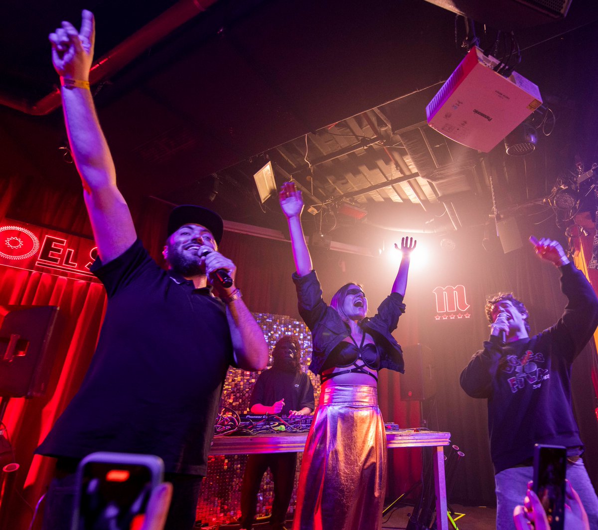 .<a href="/elyellamusic/">ELYELLA</a> recibe dos Discos de Oro junto a <a href="/_lalaloveyou_/">LA LA LOVE YOU</a>  y <a href="/VivaSuecia/">Viva Suecia</a> acompañados de <a href="/GinebrasBanda/">GINEBRAS</a> 
eljoventintero.com/post/elyella-r… <a href="/VananaRecords/">Vanana Records</a>