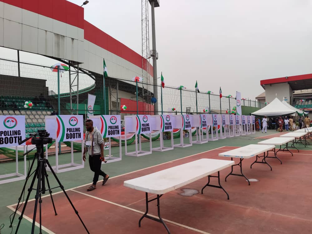 Enantomhen's tweet image. PHOTOS: Guests arriving the Tennis Court of Samuel Ogbemudia Stadium, Benin City, the venue of the @OfficialPDPNig gubernatorial primaries.

@Aighodalo Ighodalo is a goal 🥅

#SupportPDP 
#EdoDecides2024 
#Asueighodalo2024