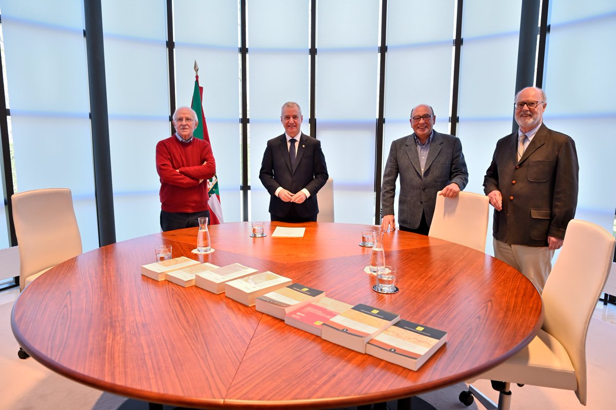 Lehendakari recibió representación <a href="/IuraVasconiae/">Fundación Iura Vasconiae</a>
y conoció obra culmen de la historiografía vasca, Diccionario #NotitiaVasconiae, patrocinado por
<a href="/Gob_eus/">Eusko Jaurlaritza - Gobierno Vasco</a> y @Petronor, que recopila historiadores, juristas y pensadores políticos que escribieron sobre Vasconia durante 2000 años.