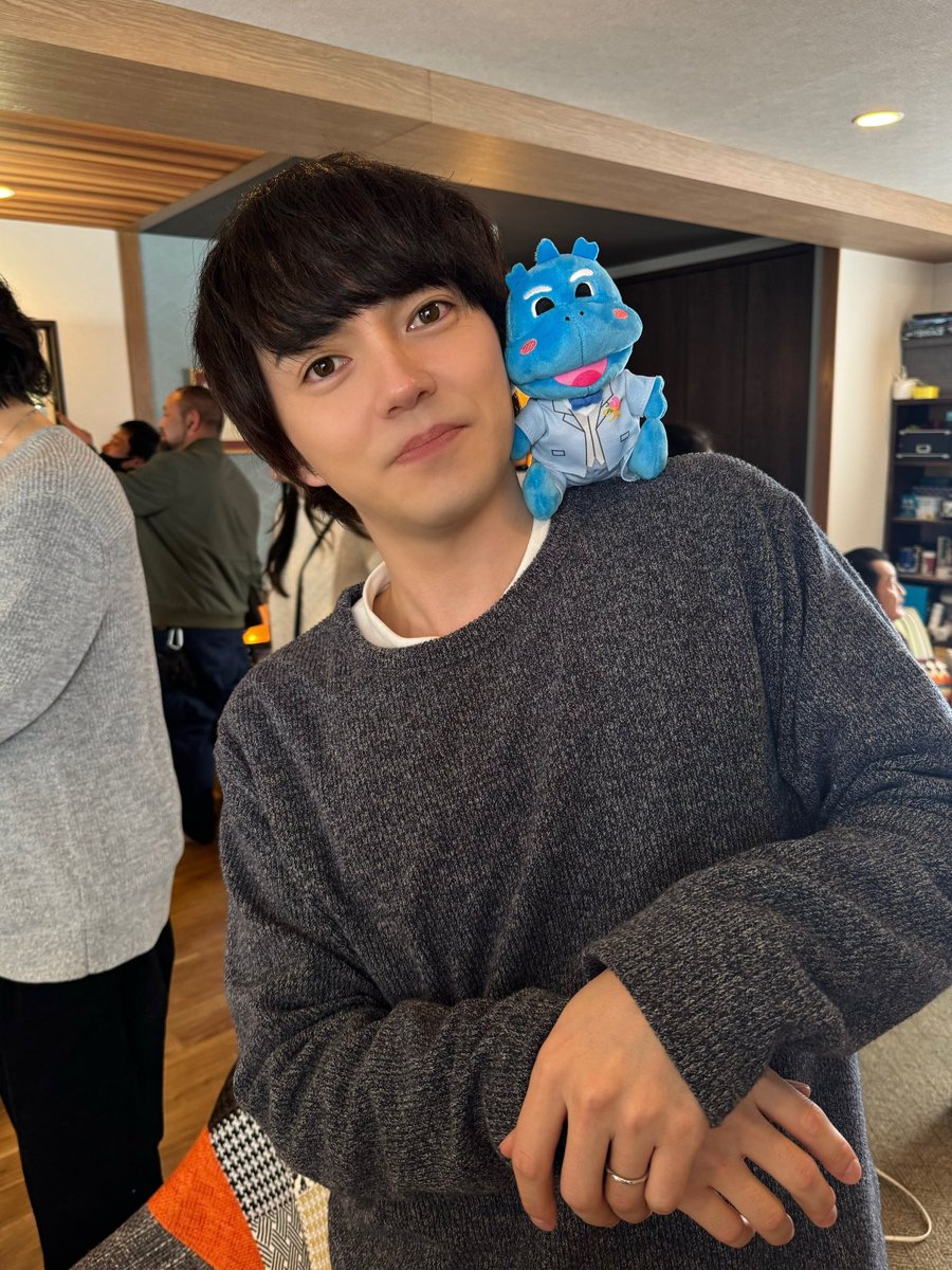 ossans_love's tweet photo. 🌅#おっさんずラブ-リターンズ-

牧の肩にちょこんっ🥰

明日８話放送の前に⬇️
https://t.co/ZcWkvNYIOr

#牧てんくぅん
#おさんぽしてたら牧に遭遇✨
#ちょこんっと座らせてもろたお🩵
#はい可愛い🤦🏻‍♀️
#肩乗りてんくぅん
#撮影していたら〜
#にょきっとマロ登場🤣
#林遣都 #金子大地
#明日第８話 https://t.co/PpmXxKVnWf