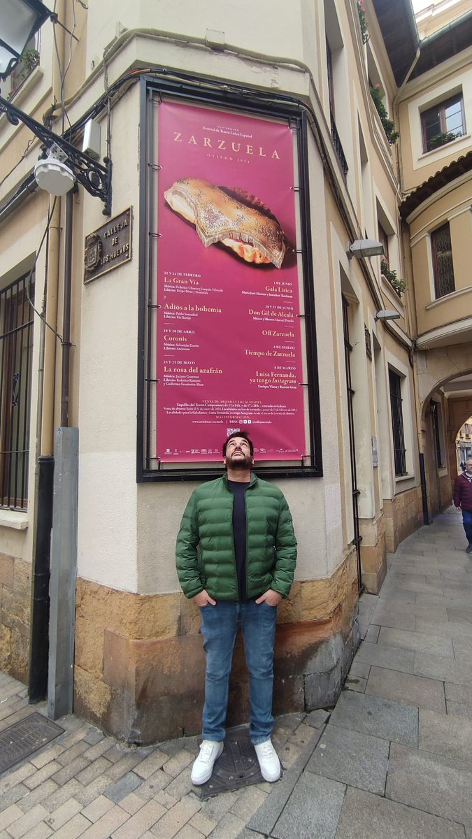 ATorresbaritono's tweet photo. Tres imágenes para el estreno de hoy: LA GRAN VÍA/ADIÓS A LA BOHEMIA. Felicidades a todo el equipo de esta propuesta en Teatro Campoamor. Toi toi toi!
📸3:Pablo Piquero
#antoniotorres #barítono #baritone #operalife #zarzuela #singerlife #BaritoneStyle #malagueño #malagueñosiempre https://t.co/FBCoxAA5uk