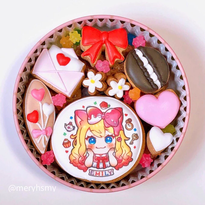 イラストのお仕事をさせていただいたクッキーが届きました自分の絵を、こんな素敵なグッズにしていただけて本当に夢のようです #エミリーん先生#星宮めりーの絵 