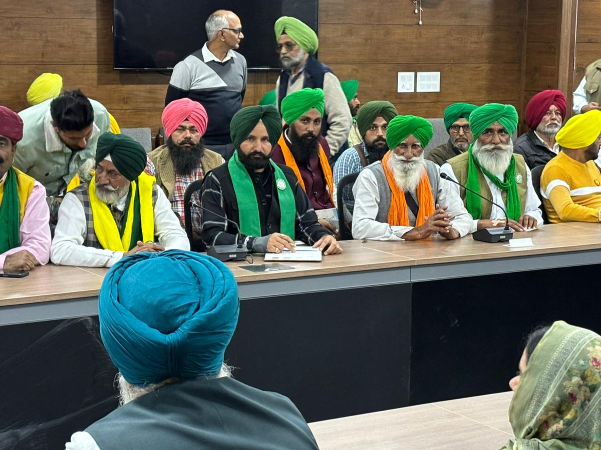 ReetKaur1296889's tweet photo. ਸੰਯੁਕਤ ਕਿਸਾਨ ਮੋਰਚਾ ਦੀ ਮੀਟਿੰਗ ਚੰਡੀਗ੍ਹੜ 'ਚ ਹੋਈ ਸ਼ੁਰੂ
SKM ਨੇ ਸ਼ਹੀਦ ਕਿਸਾਨਾਂ ਨੂੰ ਦਿੱਤੀ ਸ਼ਰਧਾਂਜਲੀ
#FarmerProtestInDelhi #FarmersProtest2024 #FarmersProtest https://t.co/k4Uk1f6s1b
