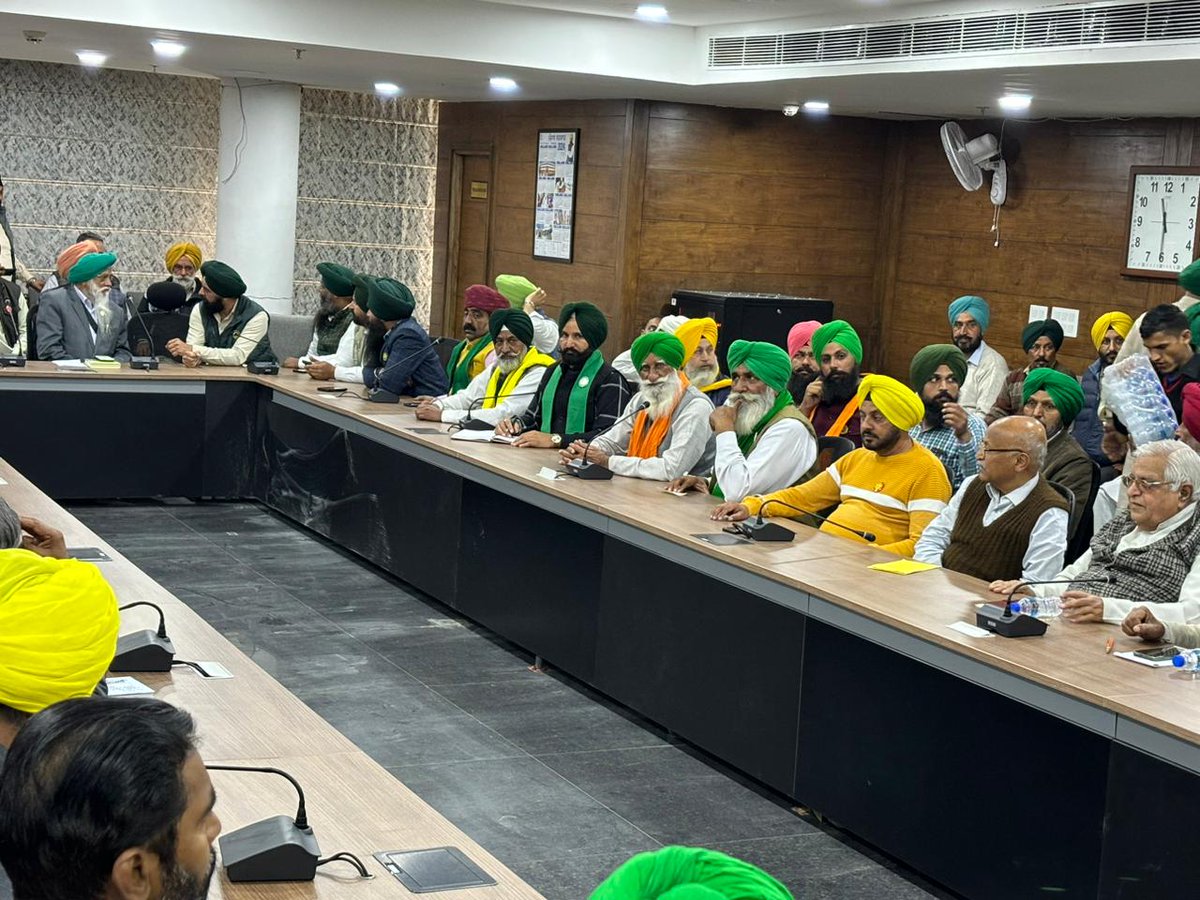 ReetKaur1296889's tweet photo. ਸੰਯੁਕਤ ਕਿਸਾਨ ਮੋਰਚਾ ਦੀ ਮੀਟਿੰਗ ਚੰਡੀਗ੍ਹੜ 'ਚ ਹੋਈ ਸ਼ੁਰੂ
SKM ਨੇ ਸ਼ਹੀਦ ਕਿਸਾਨਾਂ ਨੂੰ ਦਿੱਤੀ ਸ਼ਰਧਾਂਜਲੀ
#FarmerProtestInDelhi #FarmersProtest2024 #FarmersProtest https://t.co/k4Uk1f6s1b