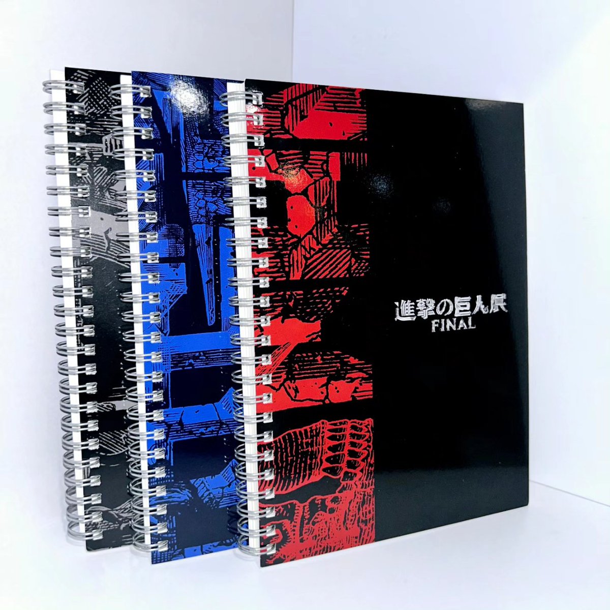 「진격의 거인전 FINAL in SEOUL AGAIN」 
굿즈 소개 : 스케치노트

그림을 그리거나 친구에게 편지를 쓰고 싶을 때
진격의 거인 스케치 노트는 어떠신가요?
심플한 로고패턴 디자인이 아주 매력적이에요:)
리브스상회는 3월 3일까지 운영되오니 많은 관심 부탁드립니다!