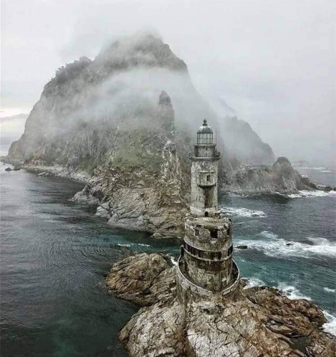 Serendipity0025's tweet image. Prima che i giapponesi venissero cacciati dai russi dall'isola di Sakhalin nell'estremo oriente della #Russia, riuscirono a erigere un faro in uno dei luoghi più inaccessibili dell'isola: Capo Aniva. Una copia esatta in scala del futuro faro venne consegnata all'imperatore Showa.