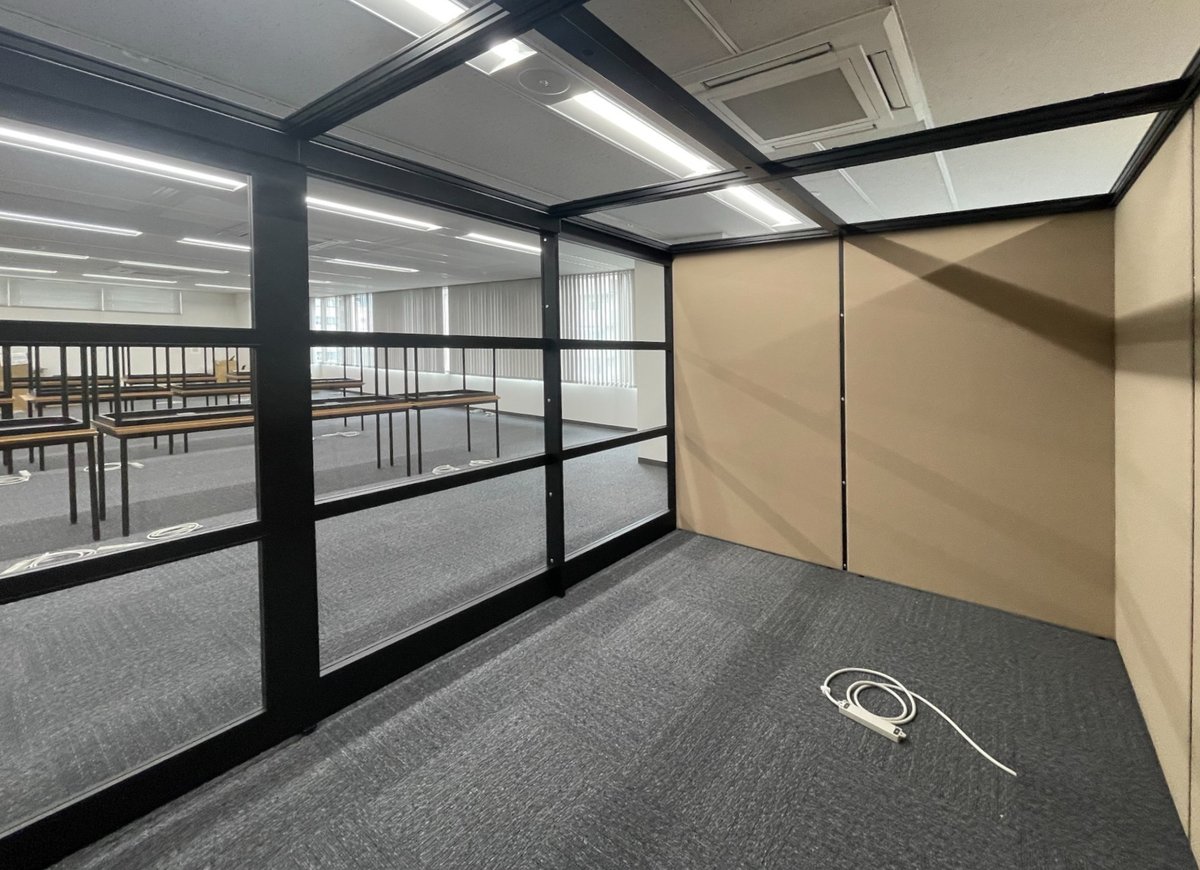 dragontokyo0724's tweet photo. 【納入事例紹介】 先日、某企業様にオーラルソニックパネル内蔵のCONBOX-ROOMを納品いたしました。 天井開放式のため、空調やスプリンクラー等の付帯設備は不要! 音環境を整え、小声での会話を可能にします。
#防音 #調音 #オーラルソニック #CONBOX #東京鋼鐵工業_納入事例 #企業公式つぶやき部 https://t.co/oAYPfOTMUU