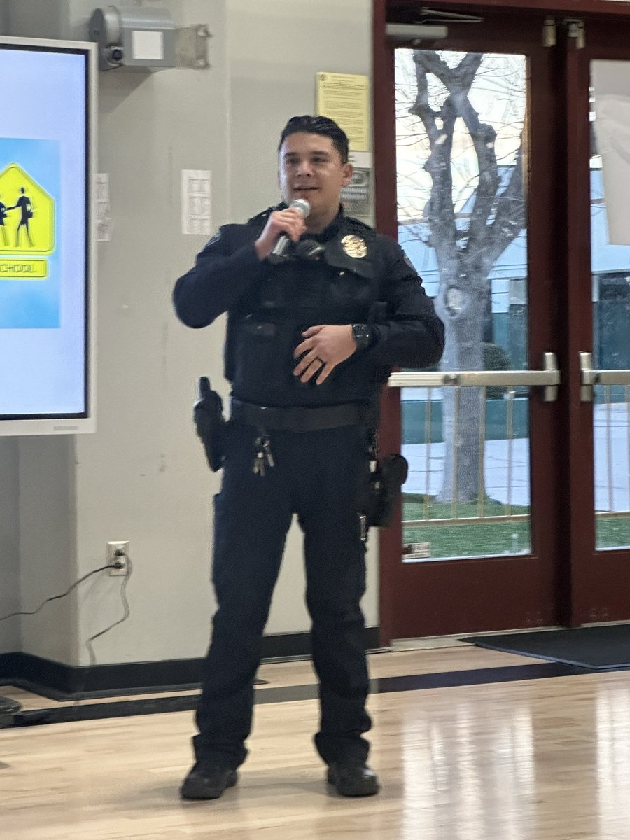 👮‍♀️ 🌟 ⭐️ 💫 We love our school resource, Officer Jesus Rangel. A big thank you to Chief Mixer, Door to Hope, Parent Project, and other community partners for hosting an informational School Safety meeting for the Greenfield community. 🐻 #GreenfieldGuarantee