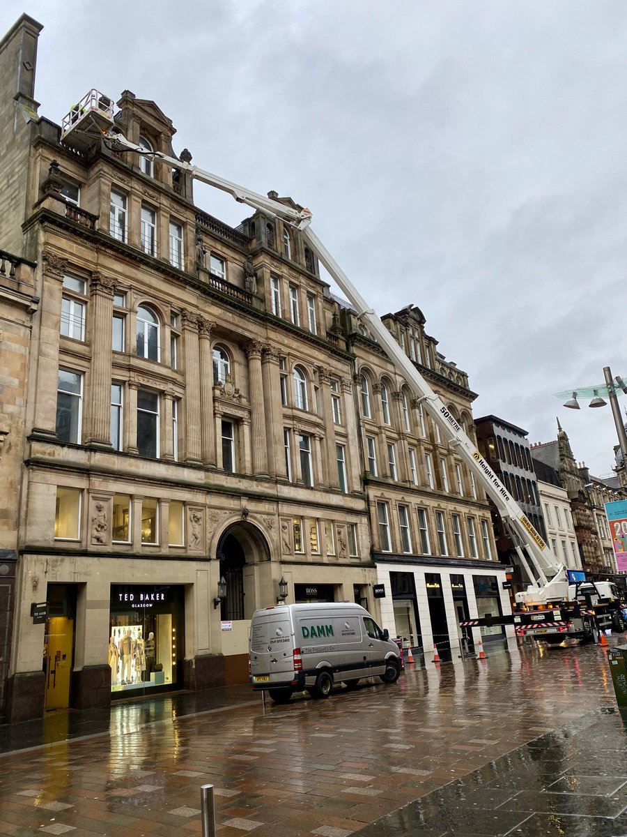 Nice to see a BIG cherry picker with high level platform taking part in an inspection of the high level stonework on the former Glasgow Herald Building on #Glasgow’s Buchanan Street. The pedimented dormers are quite exposed so it’s worth regularly checking their integrity 🤔👍!